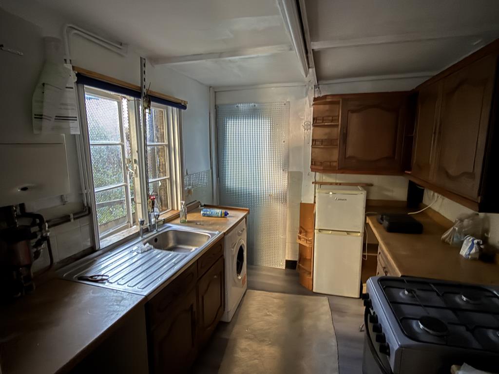 Lot: 118 - HOUSE CLOSE TO TOWN CENTRE IN NEED OF REFURBISHMENT - Kitchen in House in Need of Refurbishment